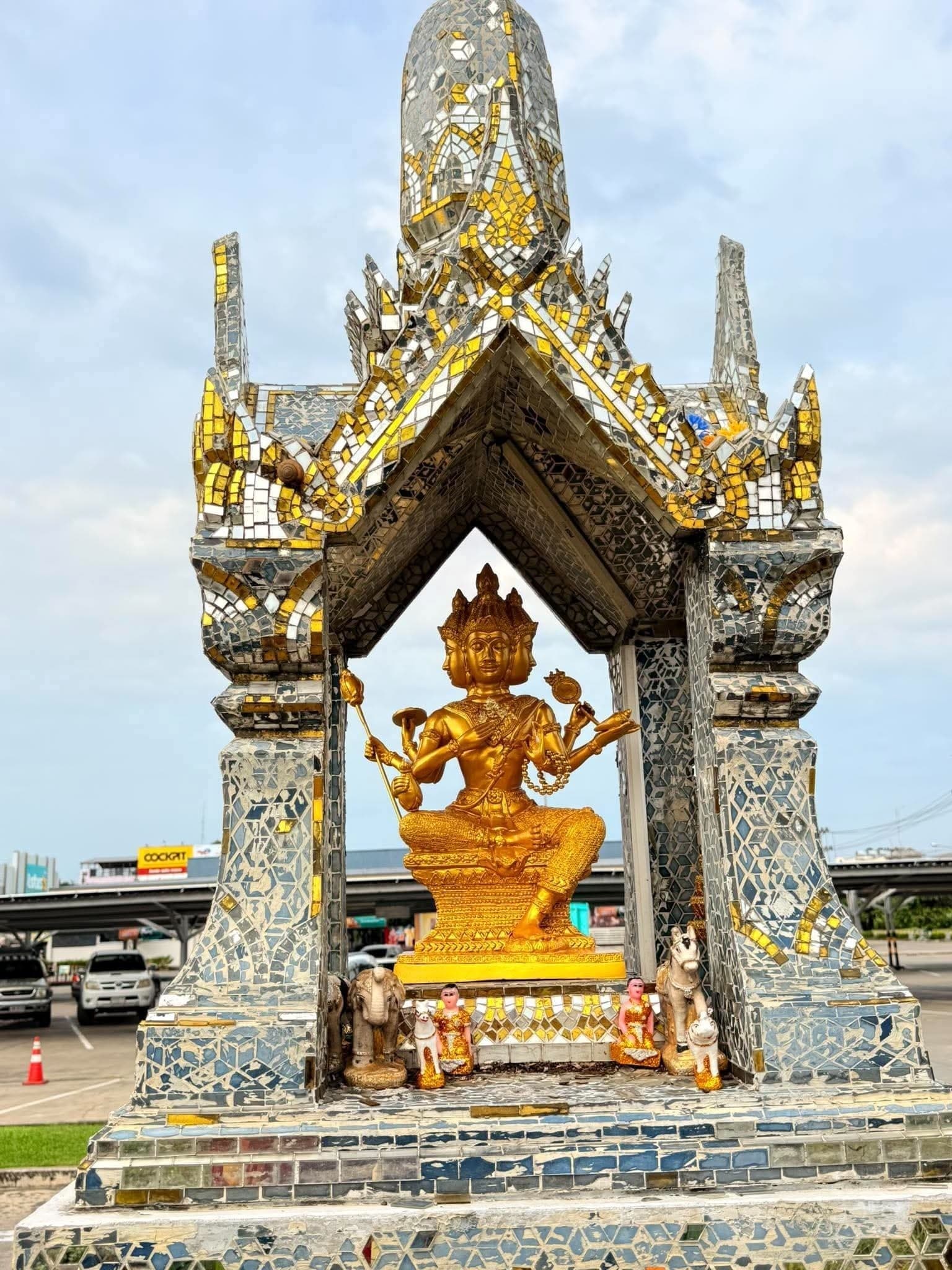 โลตัสตั้งพระพรหมองค์ใหม่แล้ว อย่าไปกับใครเค้าง่ายๆอีกนะท่าน  สาธุ