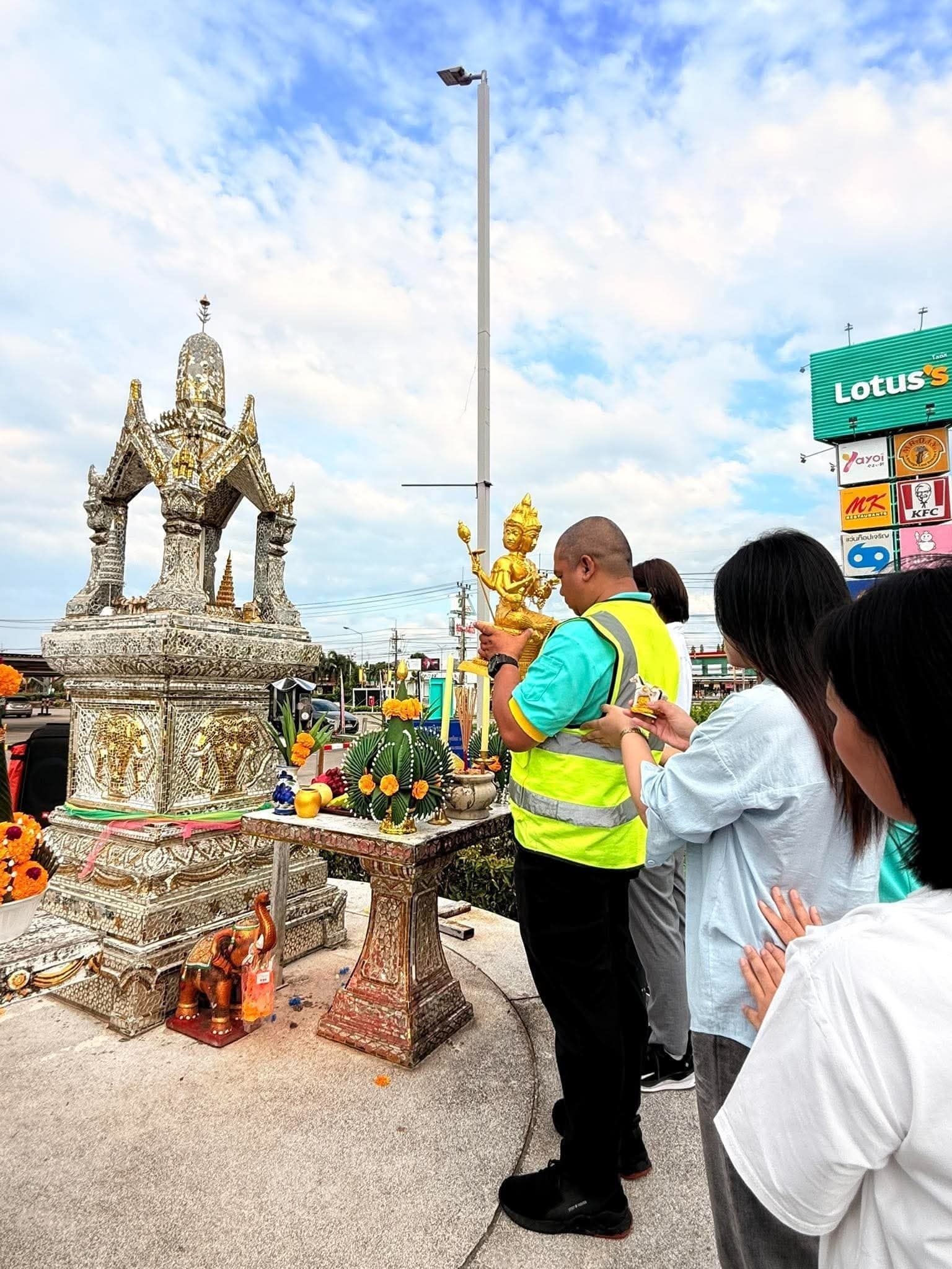 โลตัสตั้งพระพรหมองค์ใหม่แล้ว อย่าไปกับใครเค้าง่ายๆอีกนะท่าน  สาธุ
