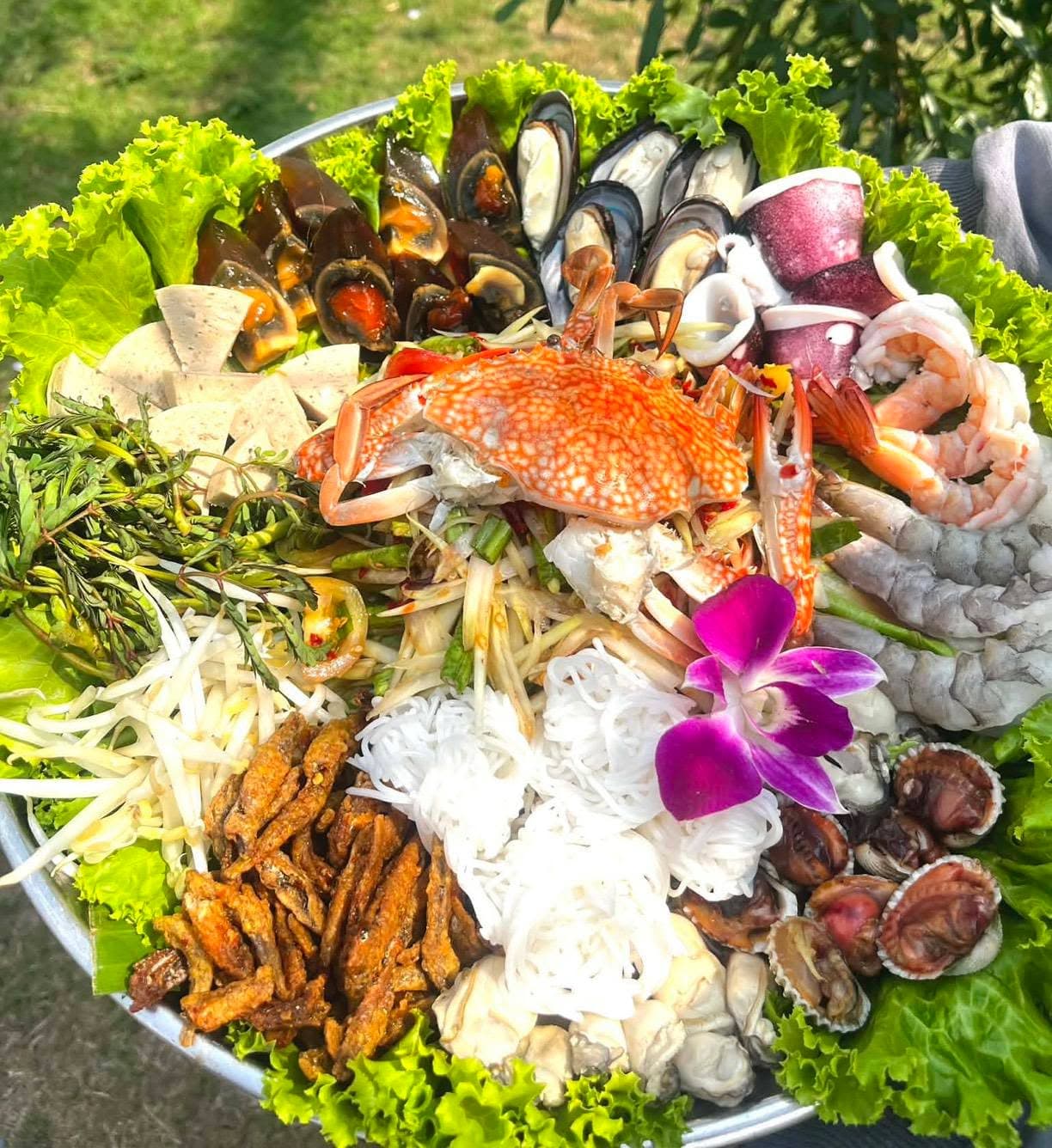 เลิกงานแล้ว รวมตี้สังสรรค์ไปใช้ไทยช่วยไทยที่ร้าน ยกเล กะเพราปู