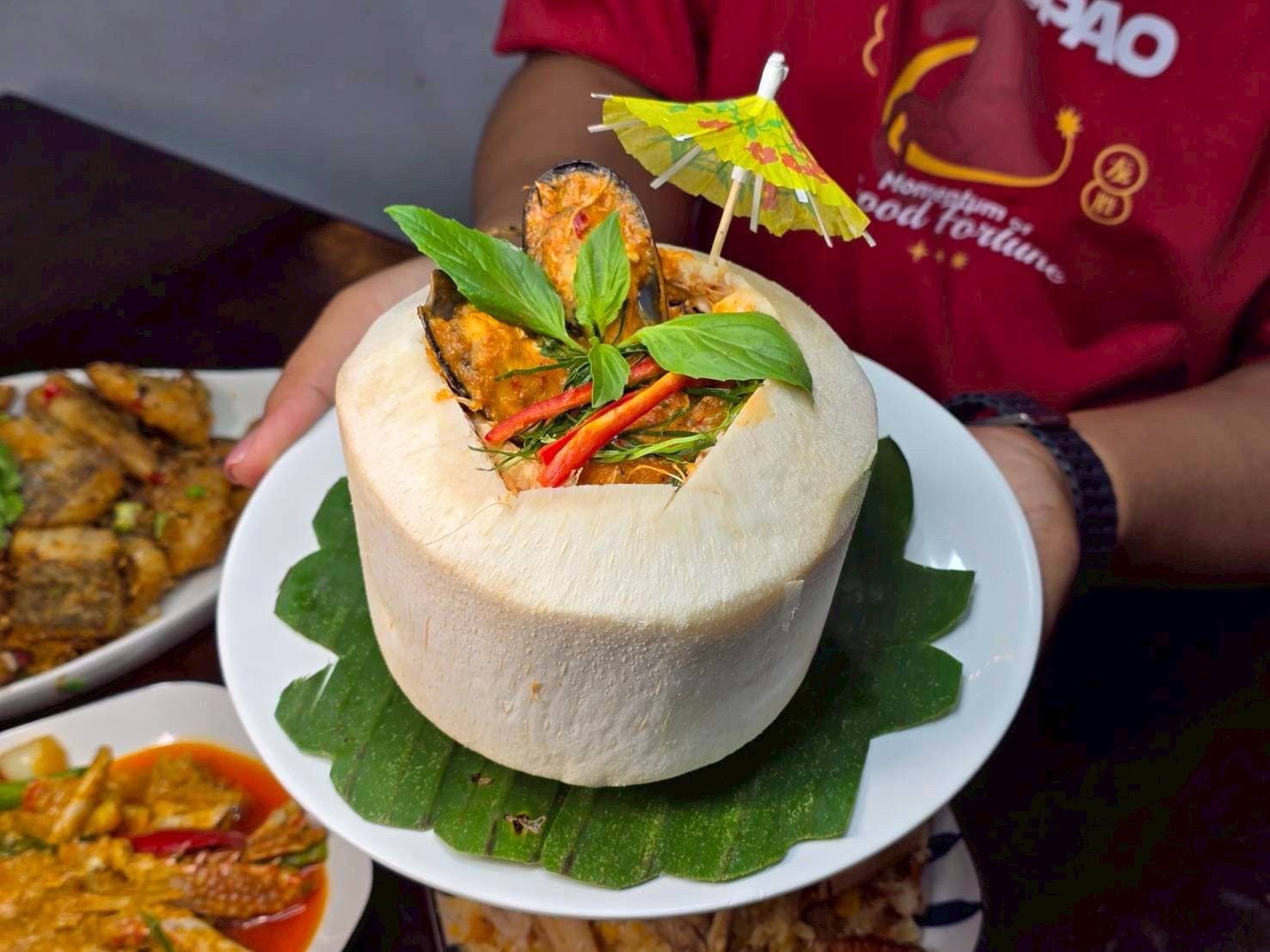 เลิกงานแล้ว รวมตี้สังสรรค์ไปใช้ไทยช่วยไทยที่ร้าน ยกเล กะเพราปู