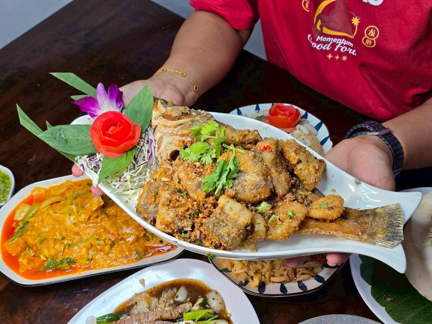 เลิกงานแล้ว รวมตี้สังสรรค์ไปใช้ไทยช่วยไทยที่ร้าน ยกเล กะเพราปู