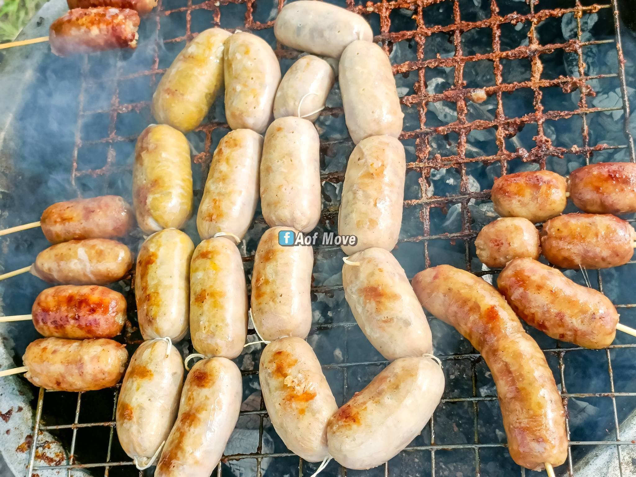 วันนี้ขายแล้ว #ไส้กรอกอีสานโฮมเมด ย่างขายแต่เช้า ลูกค้าแวะซื้อเพียบ 🥳