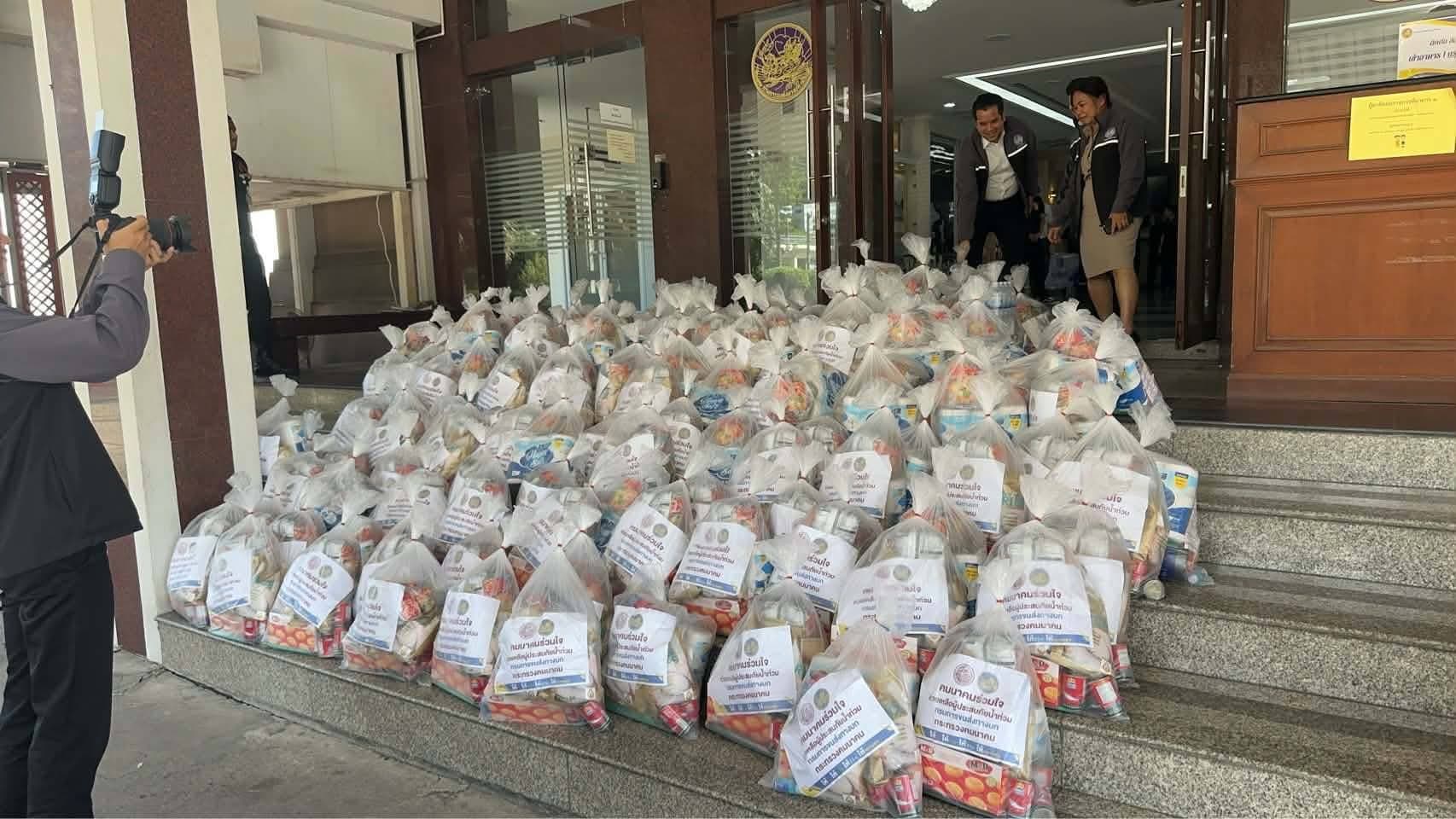 ขนส่งทางบกมอบถุงยังชีพ 600 ชุด ช่วยผู้ประสบอุทกภัยจังหวัดนครนายก