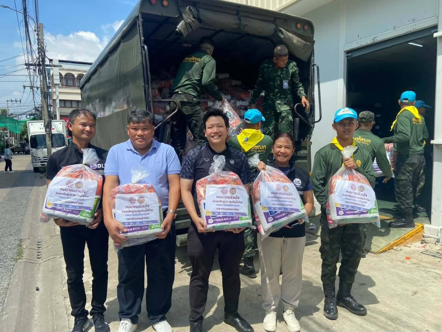 ขนส่งทางบกมอบถุงยังชีพ 600 ชุด ช่วยผู้ประสบอุทกภัยจังหวัดนครนายก