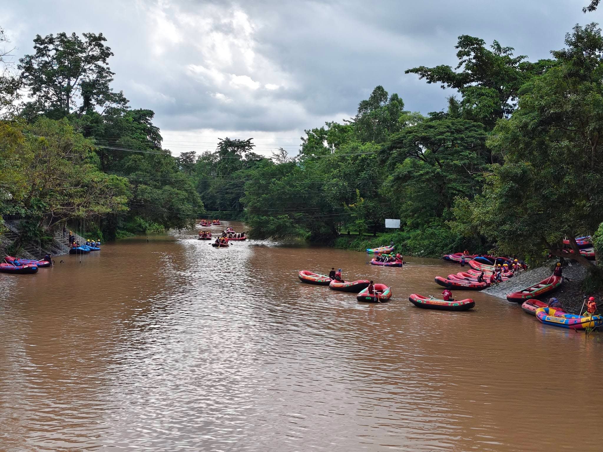 บรรยากาศ นทท . ลงเล่นเรือร่องแก่งได้ตามปกติ แต่ให้เฝ้าฟังคำเตือน