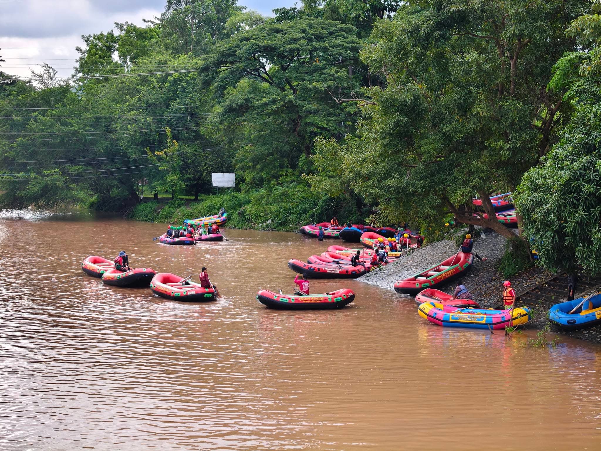 บรรยากาศ นทท . ลงเล่นเรือร่องแก่งได้ตามปกติ แต่ให้เฝ้าฟังคำเตือน