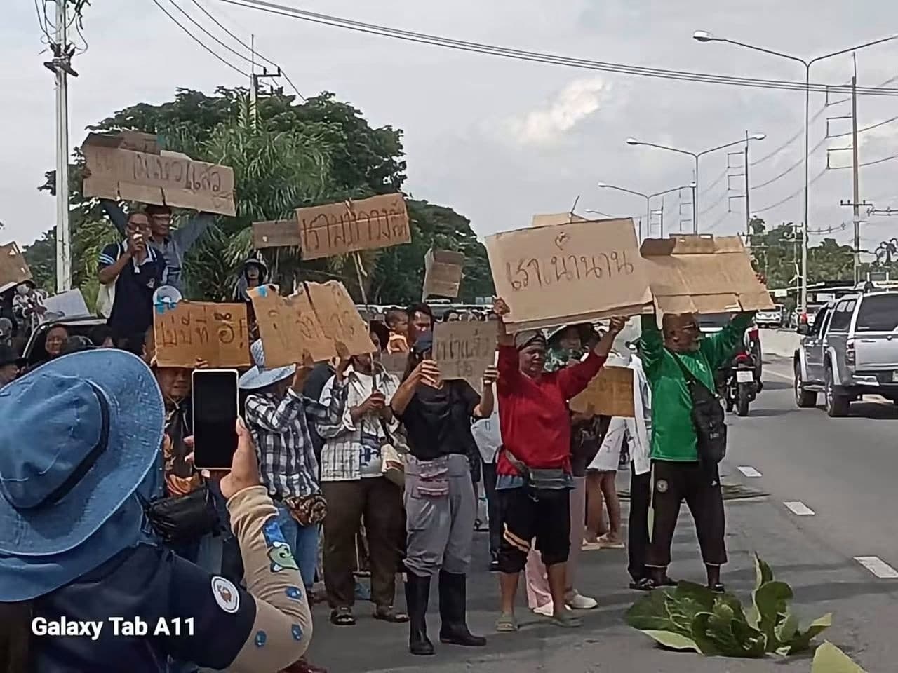 ก็แดดมันร้อน คนไม่ใช่หุ่นยนต์ ที่จะทนตากแดดทั้งวัน #ประตูระบายน้ำคลอง