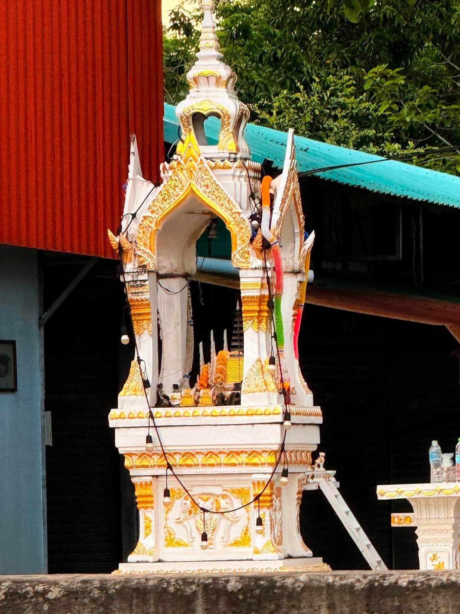 พระพรหมไปไหนละท่าน กลับมาได้แล้ว พิกัดตลาดเดอะคอยตรงข้ามโรงเกลือ