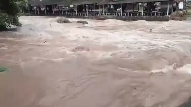 18.00 น. บริเวณสะพานนางรอง ระดับน้ำแดงขุ่นเพิ่มปริมาณขึ้น